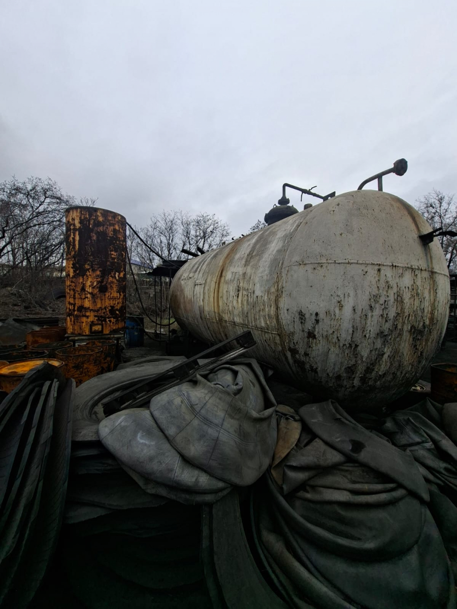 Працювали «в тіні»: на Запоріжжі викрили підпільне виробництво пального (фото)