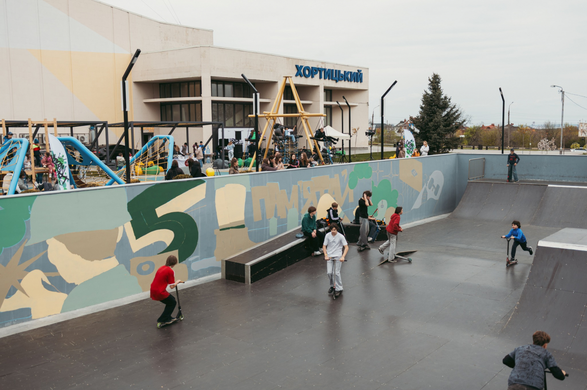 Презентували скейт-майданчик: у Запоріжжі відбувся молодіжний фестиваль (фото)