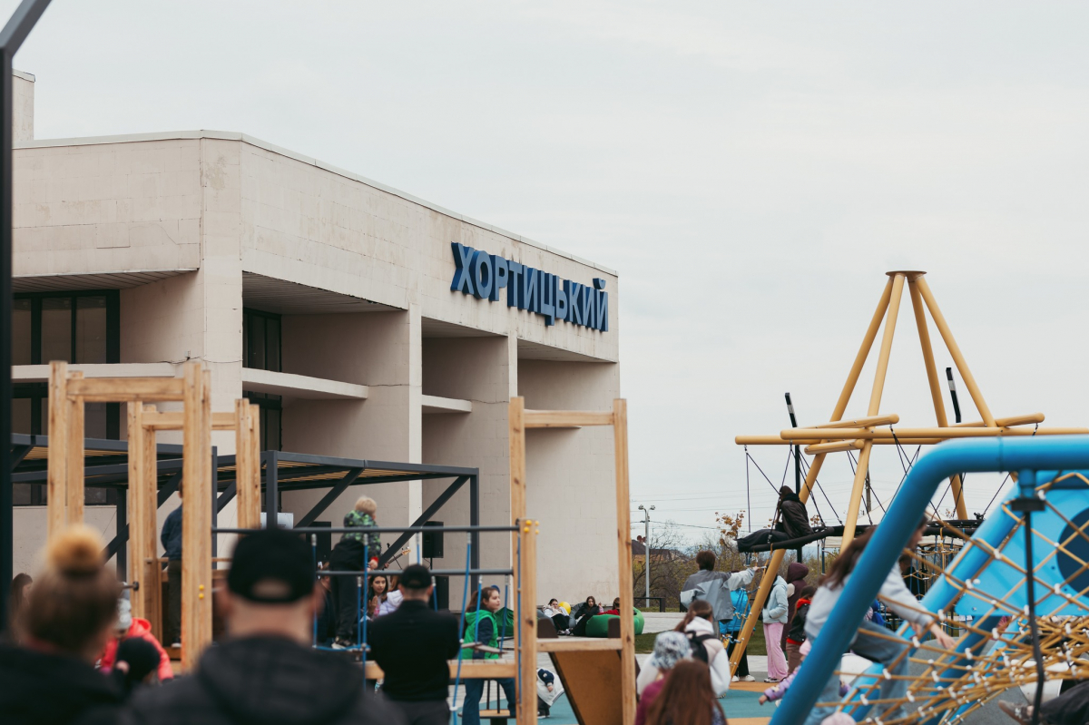 Презентували скейт-майданчик: у Запоріжжі відбувся молодіжний фестиваль (фото)