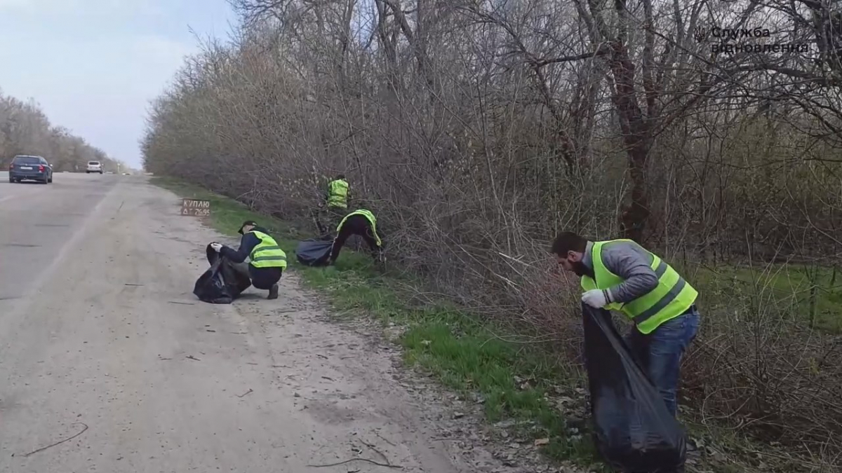 Прибрали за день 17 км узбіч: на Запоріжжі уздовж автошляхів державного значення зібрали понад 32 тонни сміття (відео)