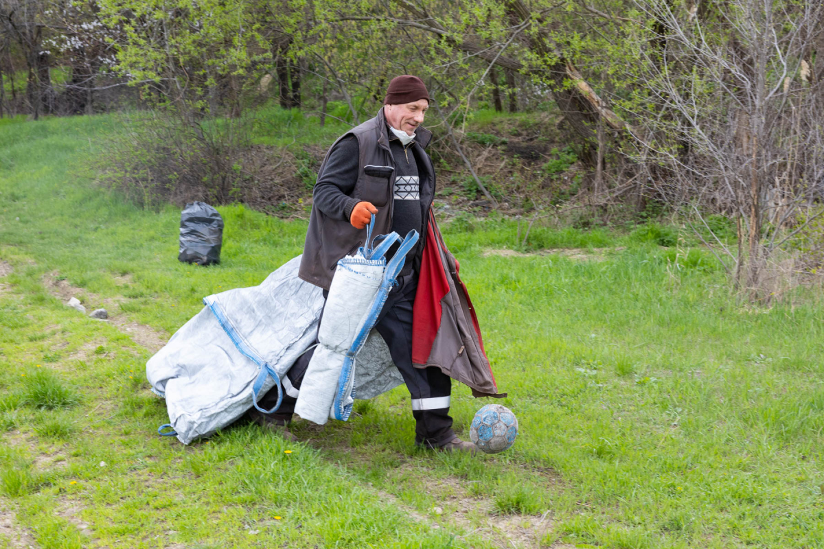 Працівники Запоріжвогнетриву взяли участь у міській весняній толоці, фото Вячеслава Лавринця