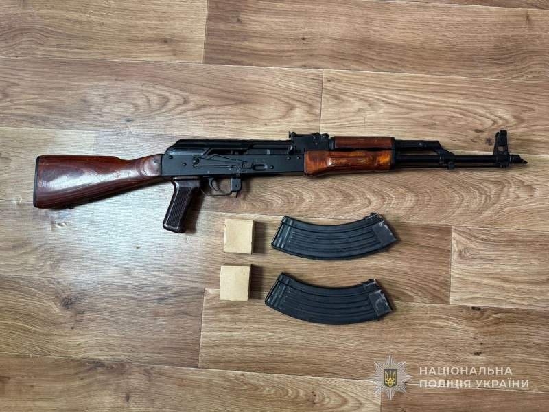 У Запоріжжі поліцейські вилучили автомат і набої у торговця зброєю