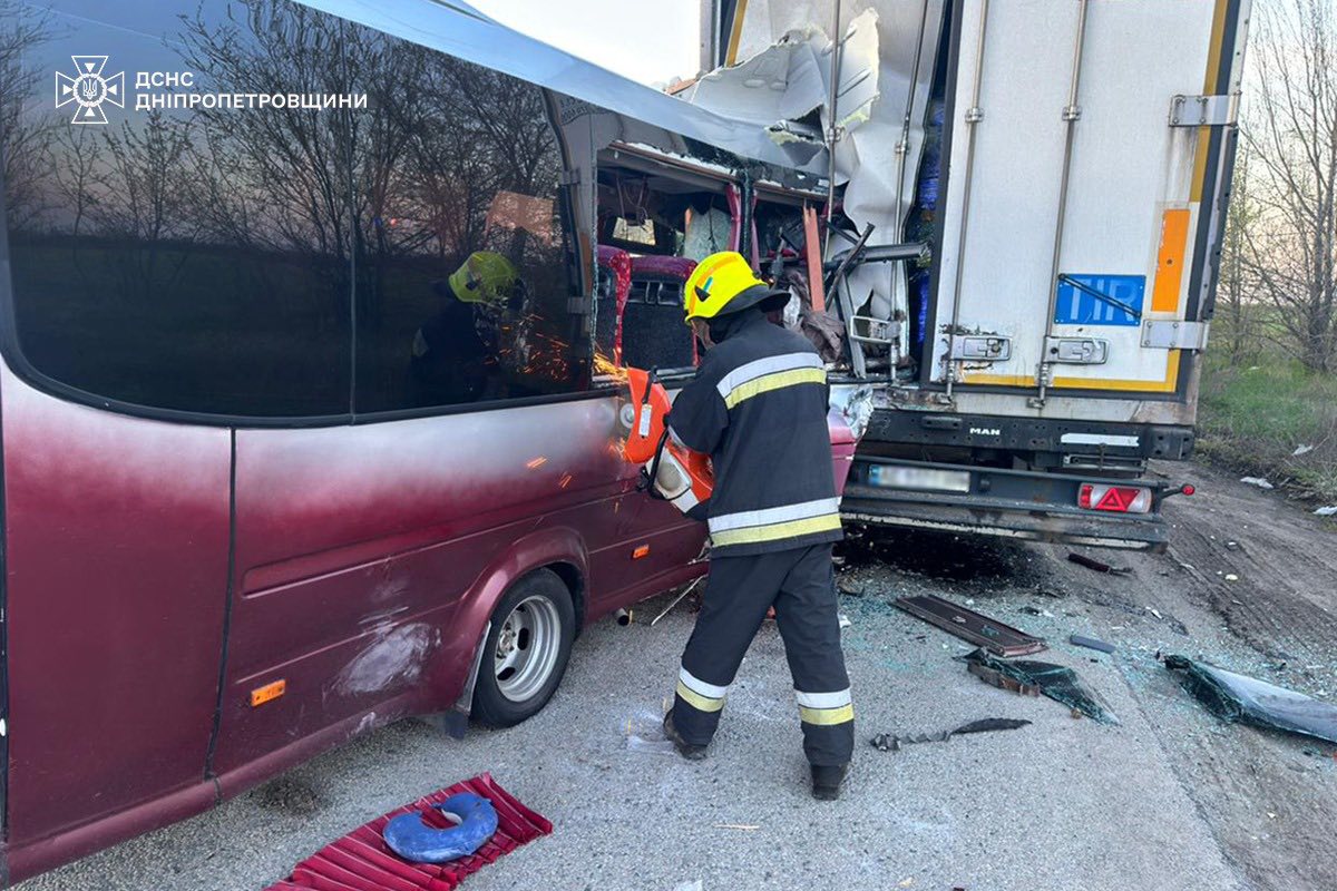 Смертельна ДТП на трасі Запоріжжя-Дніпро: внаслідок зіткнення пасажирського мікроавтобусу з фурою загинула жінка (фото)
