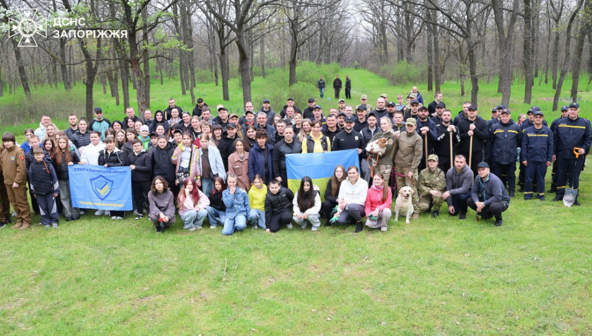 У День довкілля в парку на Хортиці посадили понад сто молодих дубків - фото