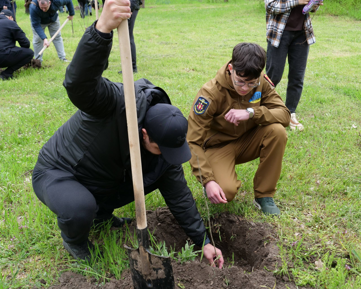 У День довкілля в парку на Хортиці посадили понад сто молодих дубків - фото