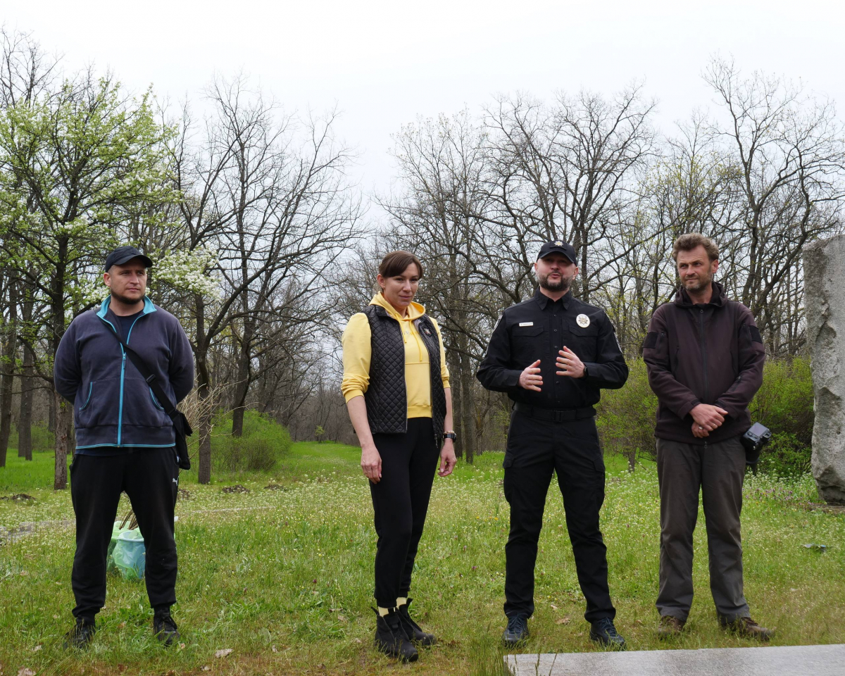 У День довкілля в парку на Хортиці посадили понад сто молодих дубків - фото