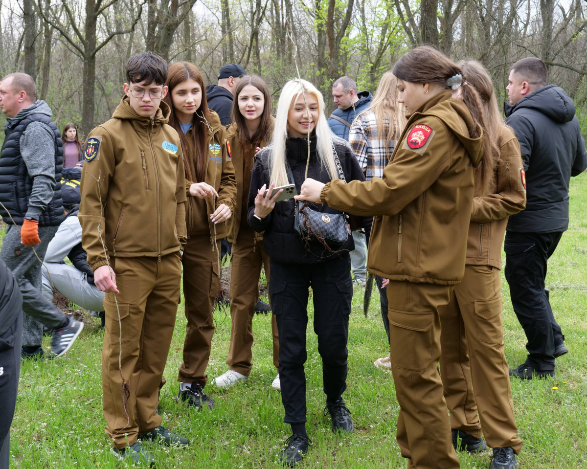 У День довкілля в парку на Хортиці посадили понад сто молодих дубків - фото