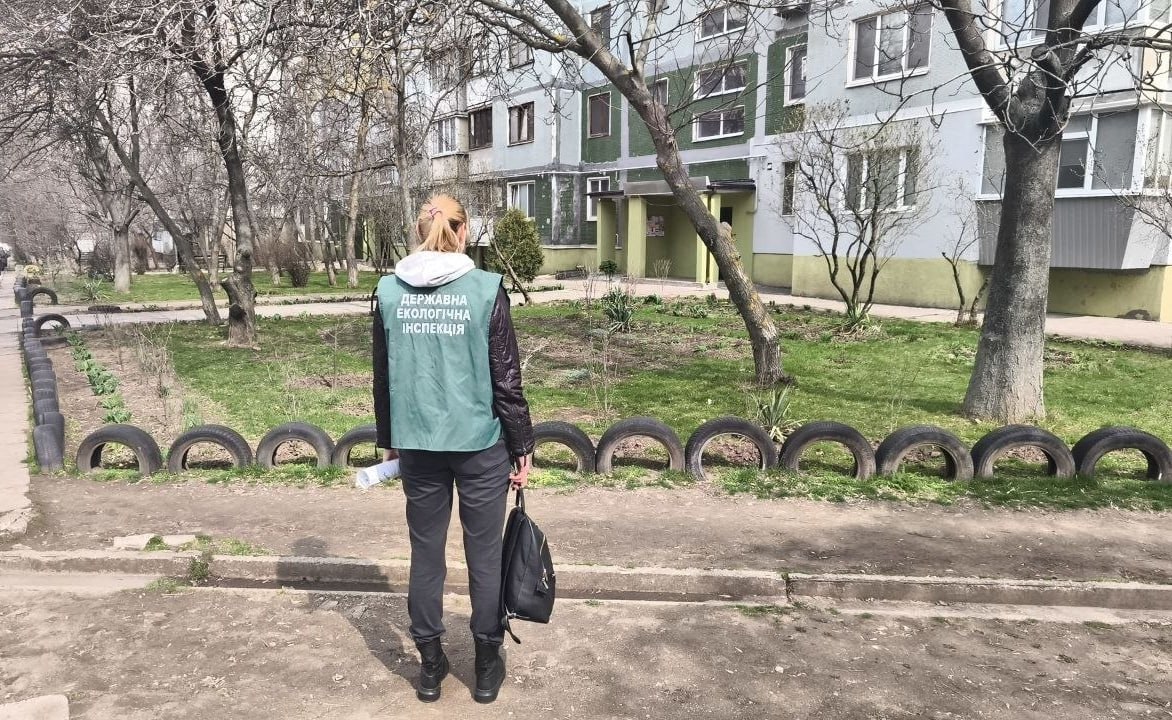 У Запоріжжі біля багатоповерхівки виявили звалище зі старих шин, фото: Держекоінспекція Південного округу