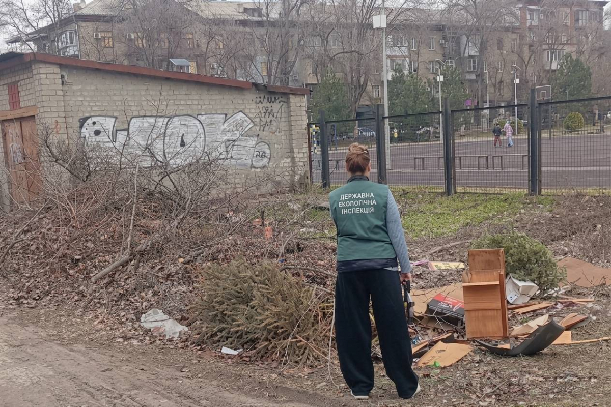 У Вознесенівському районі Запоріжжя виявили смітник біля спортмайданчика (фото)