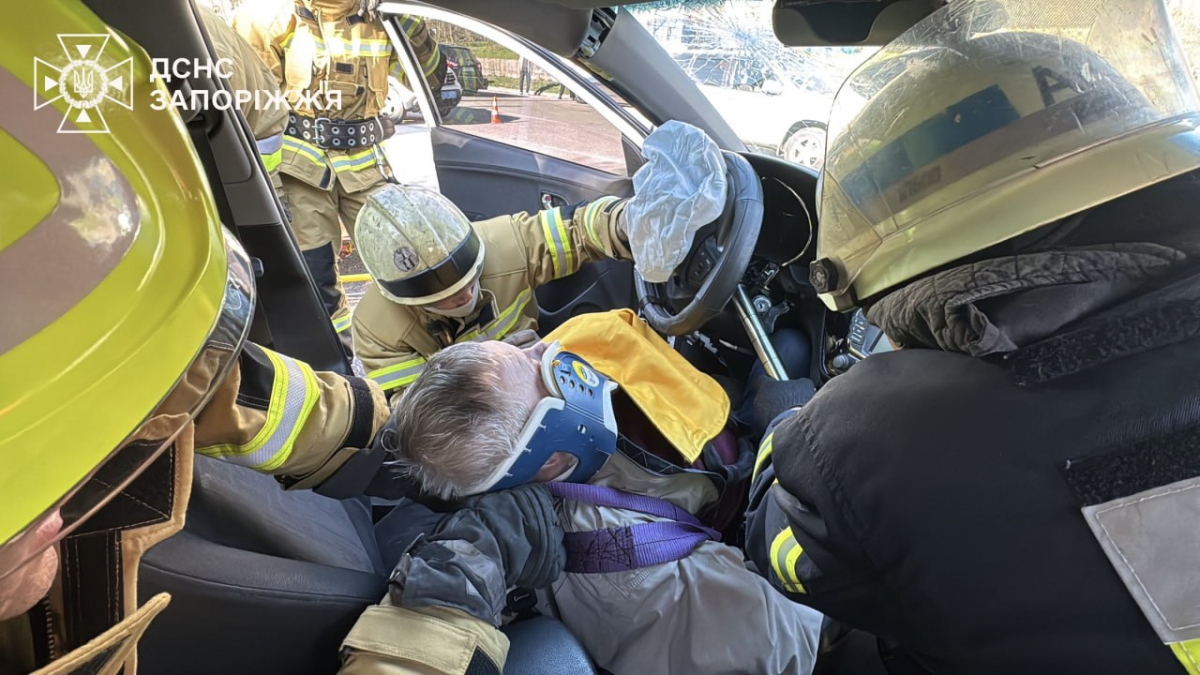 У Запоріжжі рятувальники деблокували водія, фото: ДСНС України у Запорізькій області