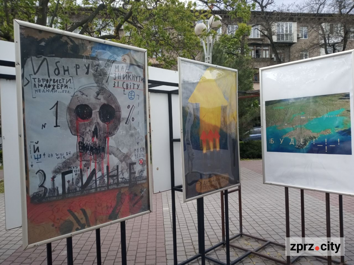 У Запоріжжі просто неба відкрили виставку харківського художника - фото