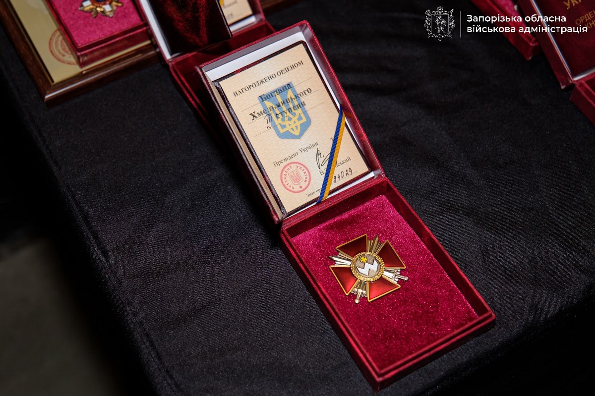 У Запоріжжі родинам полеглих Захисників передали нагороди, фото ЗОДА