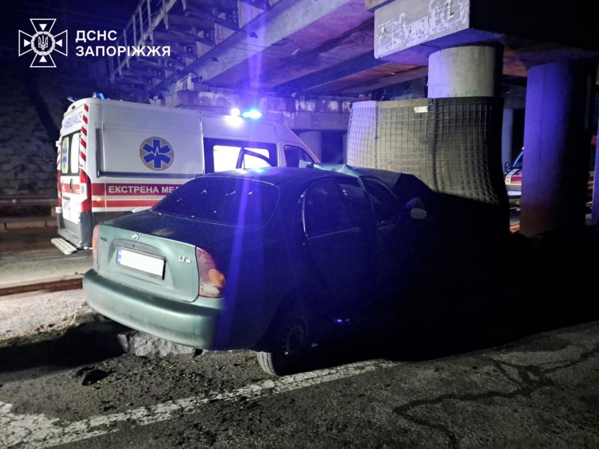 У Запоріжжі сталася нічна ДТП: водія «Ланоса» деблокували з понівеченої автівки після зіткнення з опорою (фото)