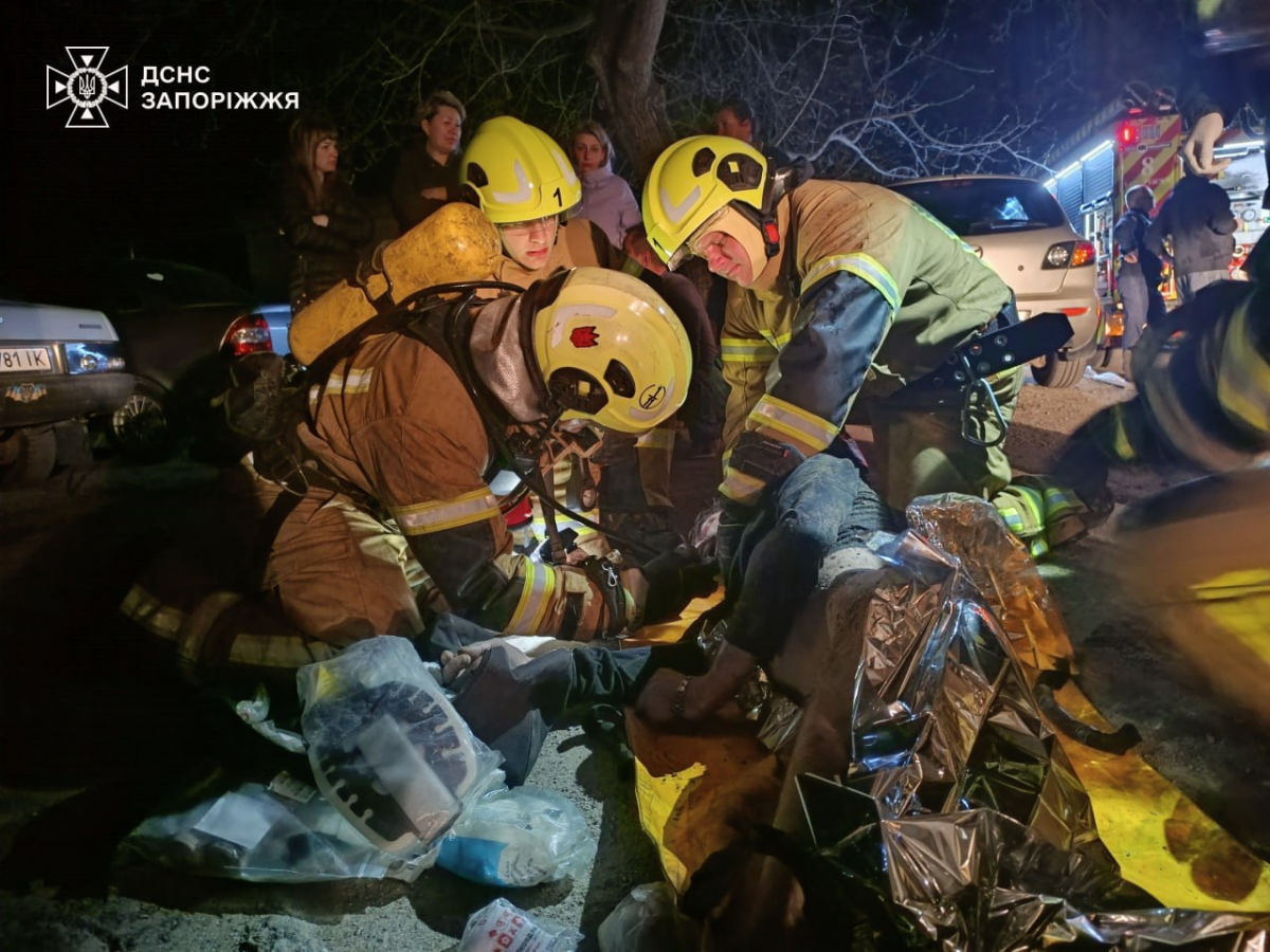 У Запоріжжі сталася нічна пожежа в багатоповерхівці: з вогню врятували чоловіка та жінку (фото)
