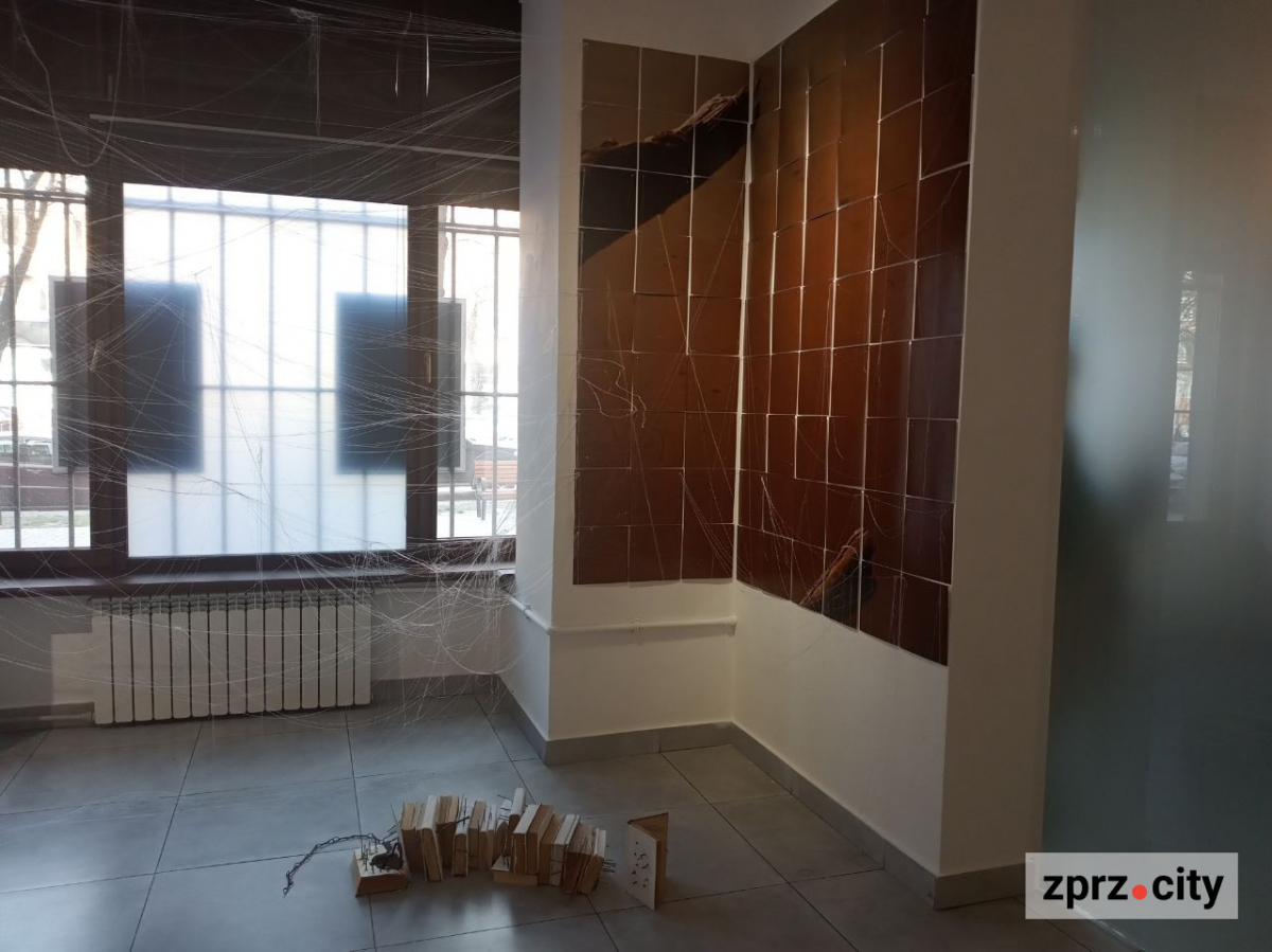 У Запоріжжі відкрили виставку з незвичайним просторовим рішенням: присвячена пам'яті та відповідальності (фото)