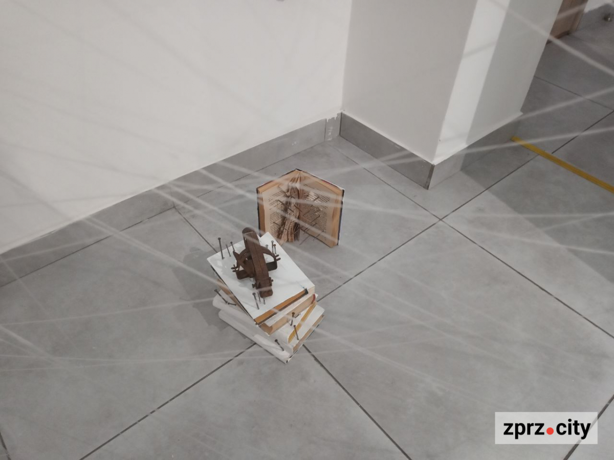 У Запоріжжі відкрили виставку з незвичайним просторовим рішенням: присвячена пам'яті та відповідальності (фото)