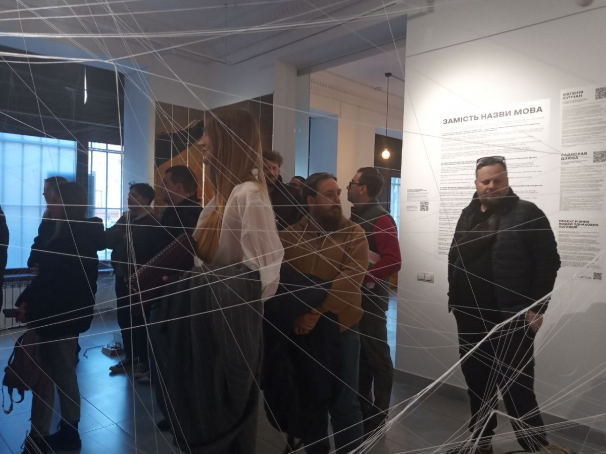 У Запоріжжі відкрили виставку з незвичайним просторовим рішенням: присвячена пам'яті та відповідальності (фото)