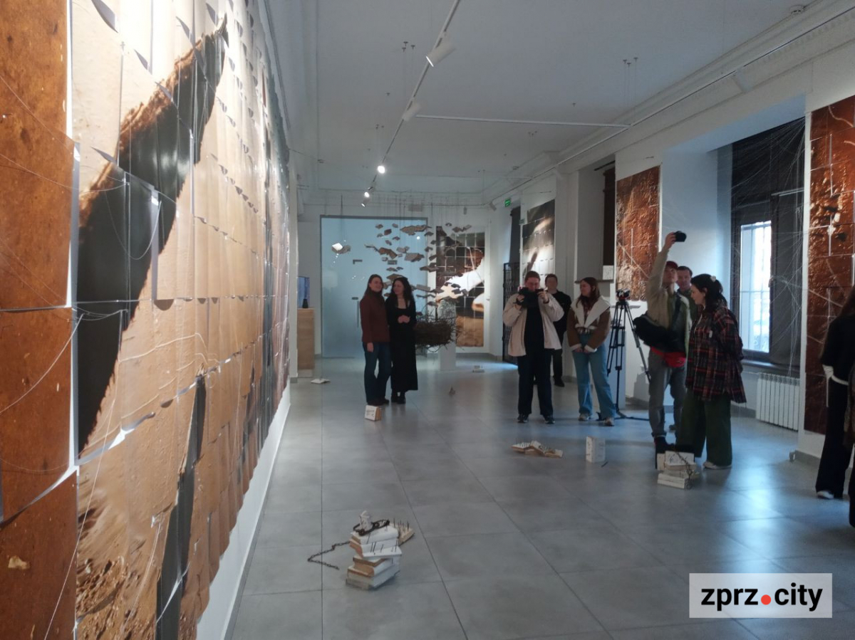 У Запоріжжі відкрили виставку з незвичайним просторовим рішенням: присвячена пам'яті та відповідальності (фото)