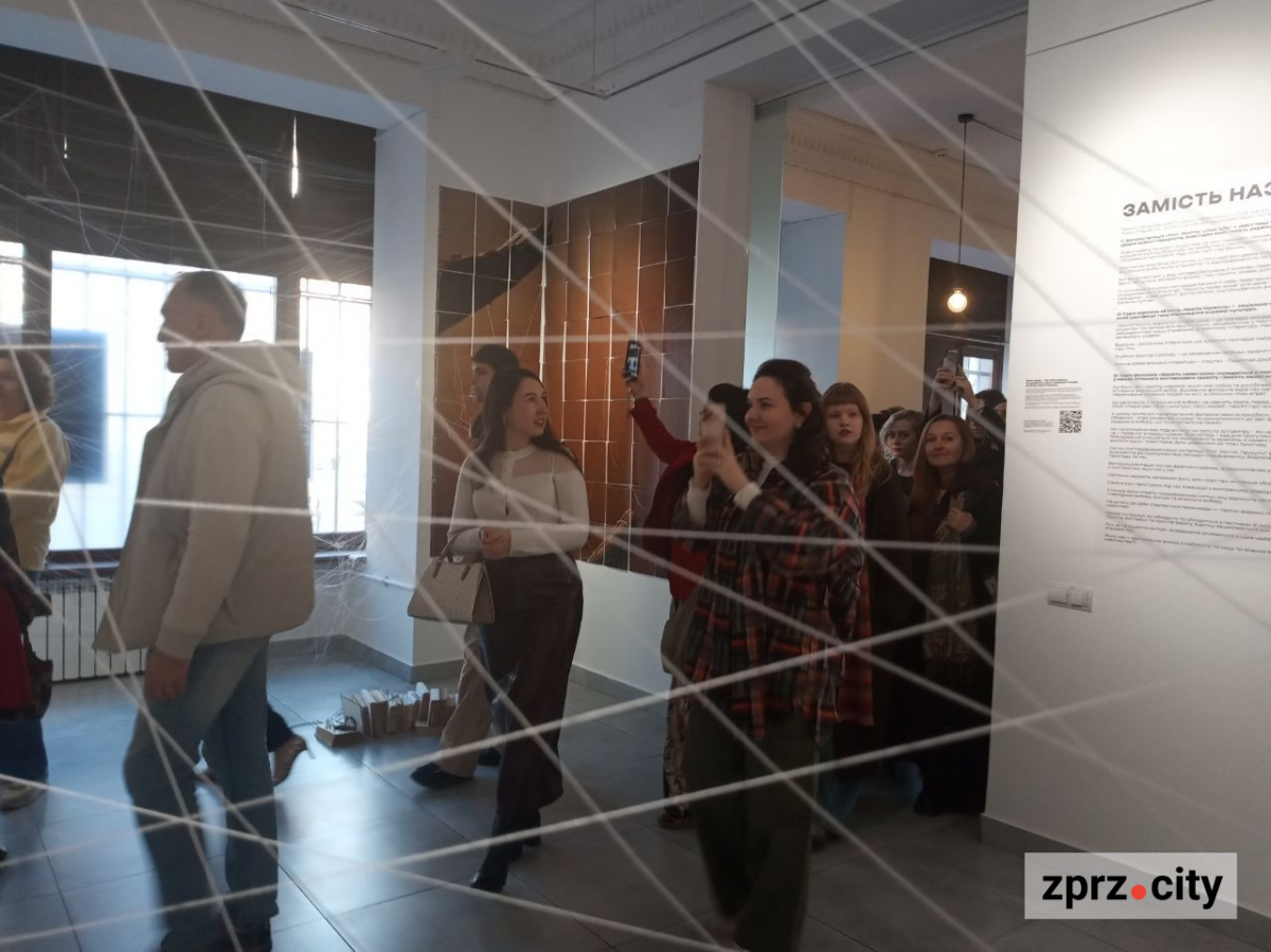 У Запоріжжі відкрили виставку з незвичайним просторовим рішенням: присвячена пам'яті та відповідальності (фото)