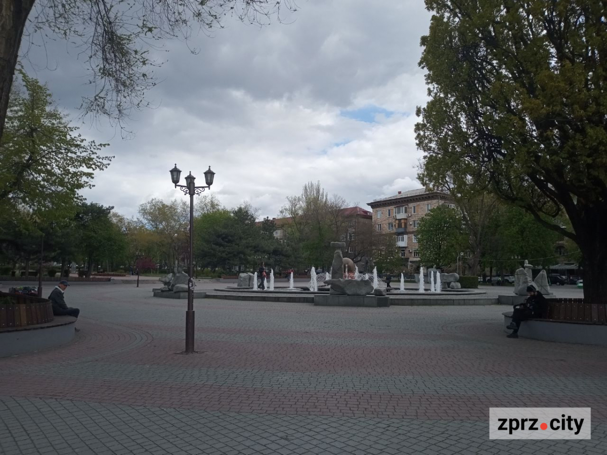 У Запоріжжі запрацював один з головних фонтанів - фото, відео