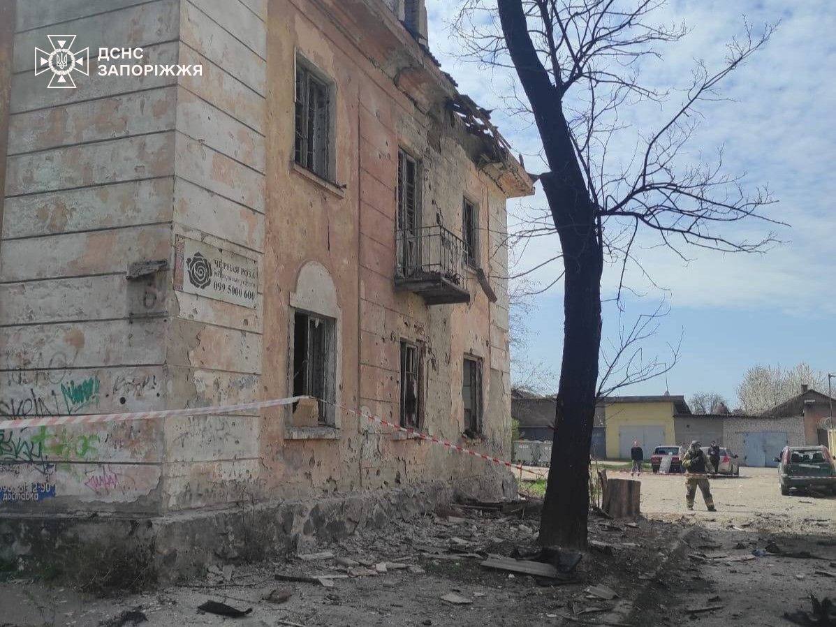 Ударили «шахедом» по соціальному центру: у Запоріжжі поранено дитину — що розповіли свідки (фото, відео)