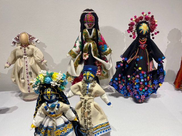 Українські пісні ожили у вишивці: у Запоріжжі відкрилася виставка писанок, рушників, мотанок (фото)