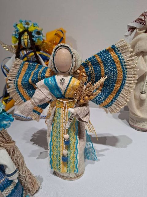 Українські пісні ожили у вишивці: у Запоріжжі відкрилася виставка писанок, рушників, мотанок (фото)