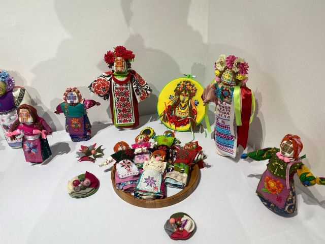 Українські пісні ожили у вишивці: у Запоріжжі відкрилася виставка писанок, рушників, мотанок (фото)