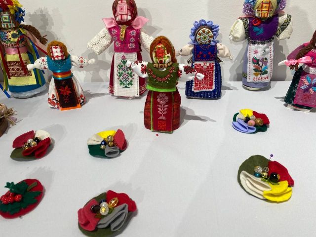 Українські пісні ожили у вишивці: у Запоріжжі відкрилася виставка писанок, рушників, мотанок (фото)