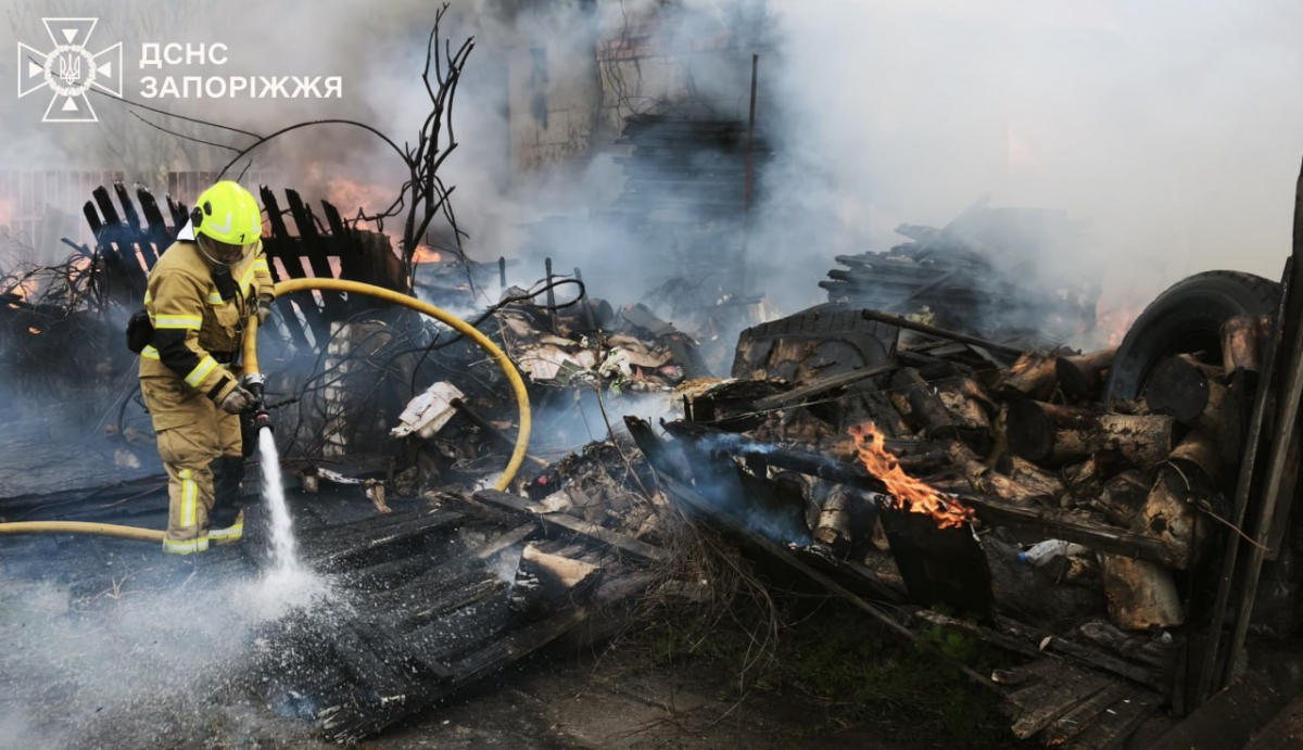 В приватному секторі Запоріжжя сталась пожежа: загинула людина - фото, відео