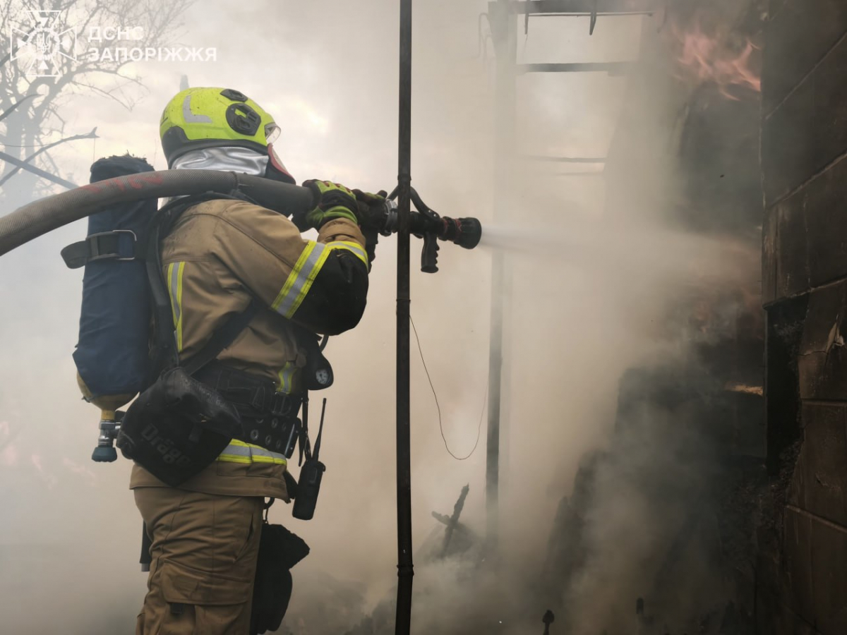 В приватному секторі Запоріжжя сталась пожежа: загинула людина - фото, відео
