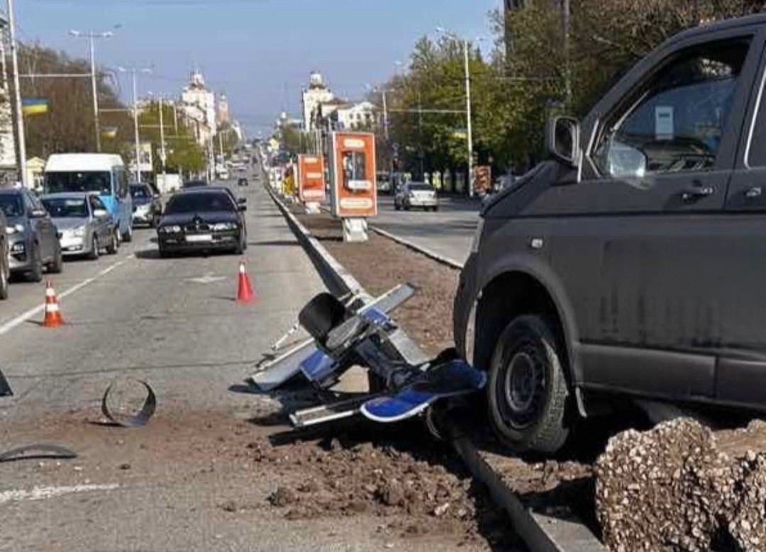 Вирвало із землі ударом: У Запоріжжі відновили світлофор на Соборному після ДТП (фото, відео)