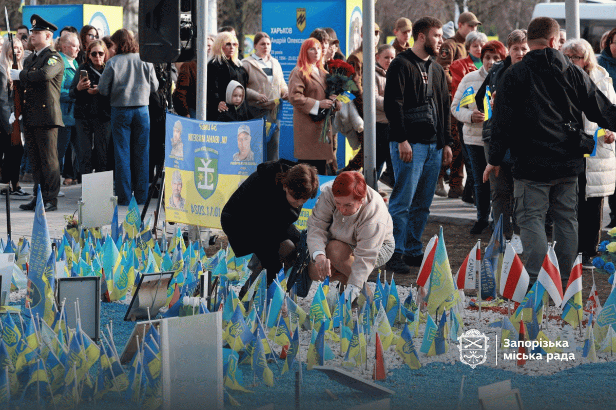 У Запоріжжі вшанували бійців 6 ОСБ та встановили 71 прапорець на Алеї Пам'яті
