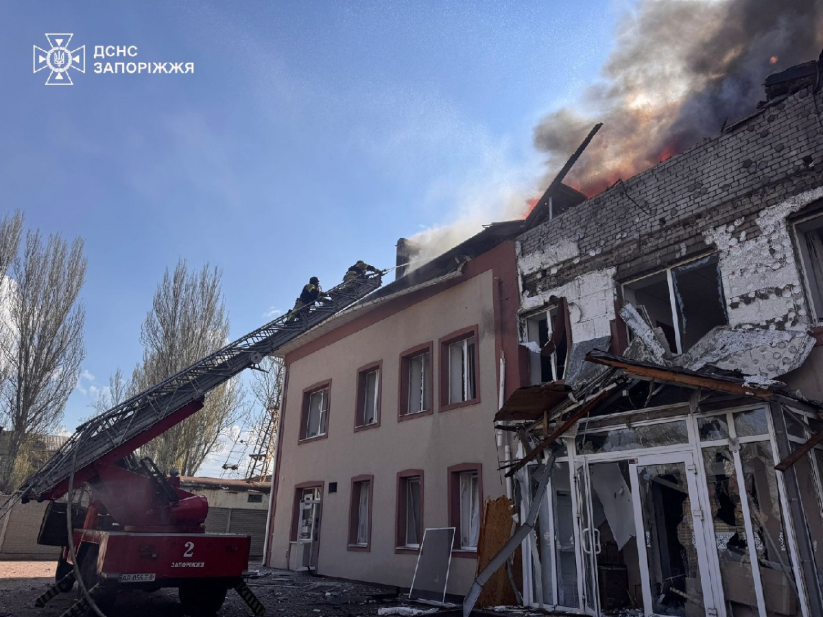 «Встигли тільки впасти на підлогу»: очевидці розповіли про удар БпЛА по Запоріжжю (фото)