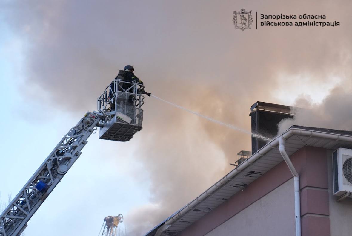 «Встигли тільки впасти на підлогу»: очевидці розповіли про удар БпЛА по Запоріжжю (фото)