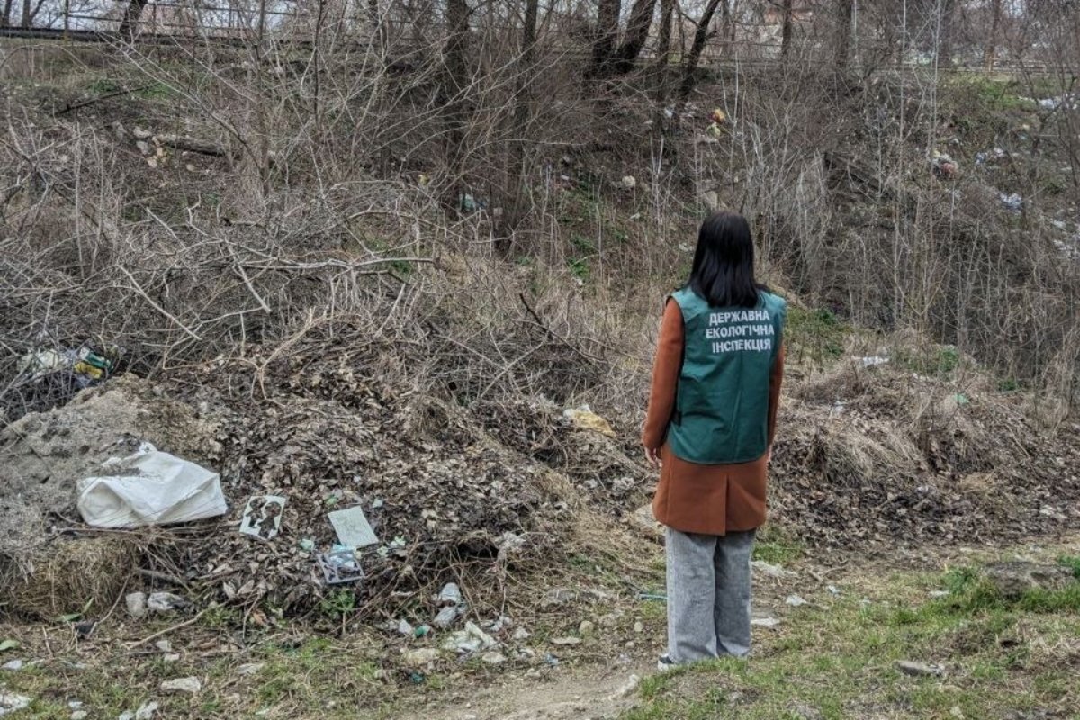 Після звернення жителів району, на місце виїхали екологи й зафіксували масштабне засмічення територій.