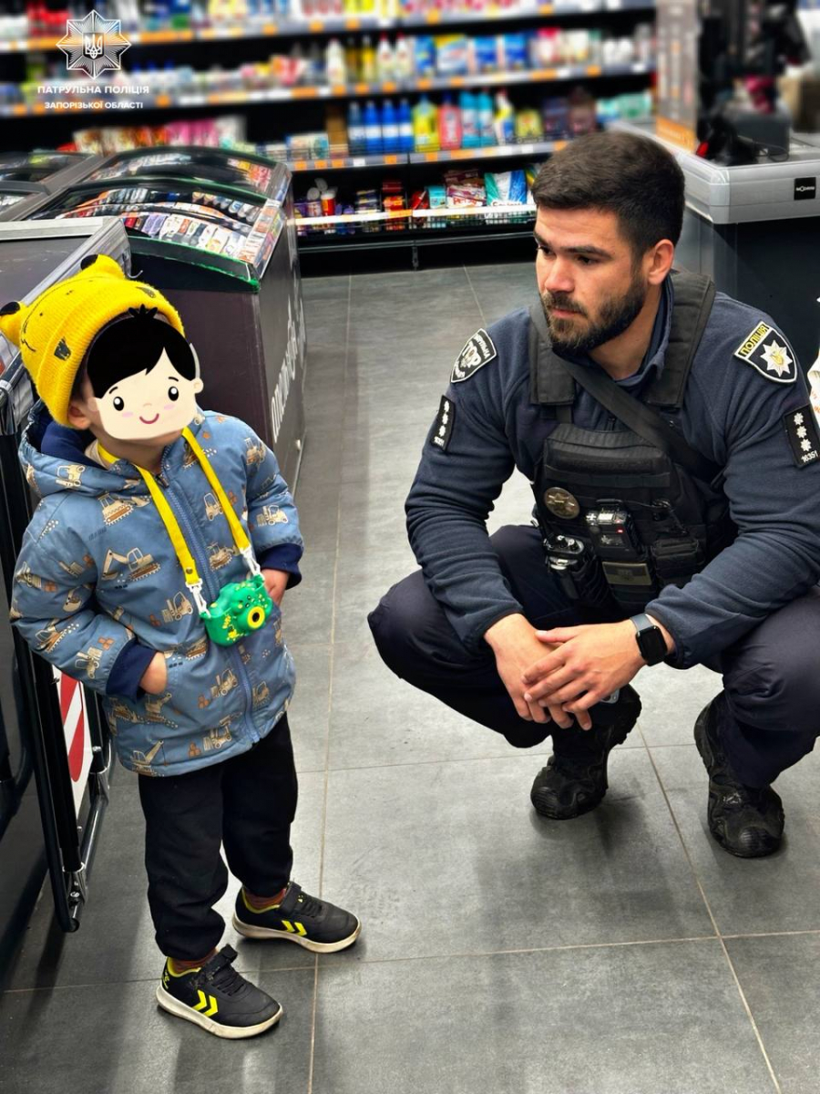 У Запоріжжі патрульні розшукали чотирирічного хлопчика, фото: Патрульна поліція Запорізької області 