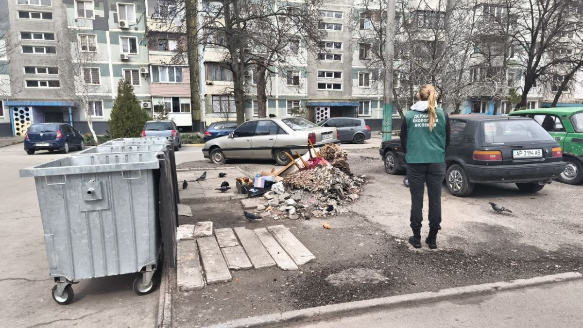 Шини та будівельне сміття - біля будинку у Запоріжжі виявили стихійне звалище, фото: Держекоінспекція Південного округу