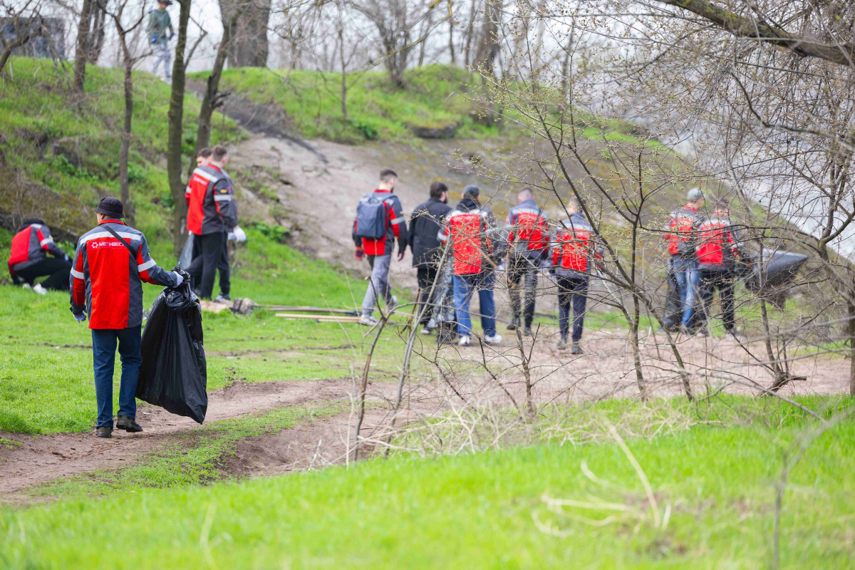 Запорізькі металурги долучилися до весняного прибирання міста 