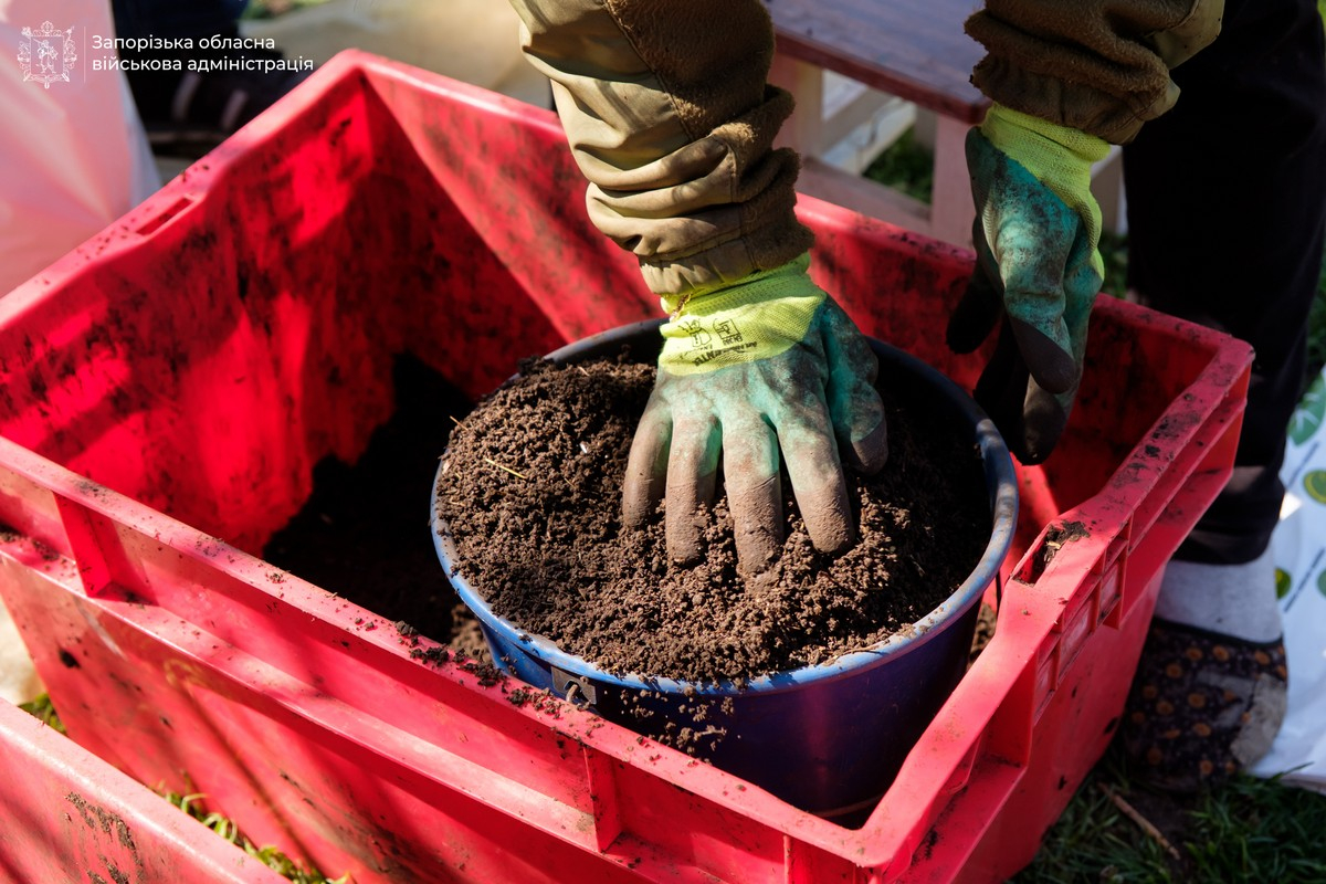 Запорізький ветеран розвиває сімейний бізнес із виробництва екологічних добрив завдяки гранту (фото)