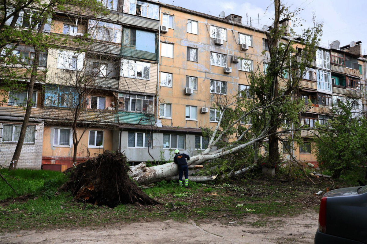 Зруйнована арка та пошкоджений дах філармонії: у Запоріжжі триває ліквідація наслідків буревію (фото, відео)