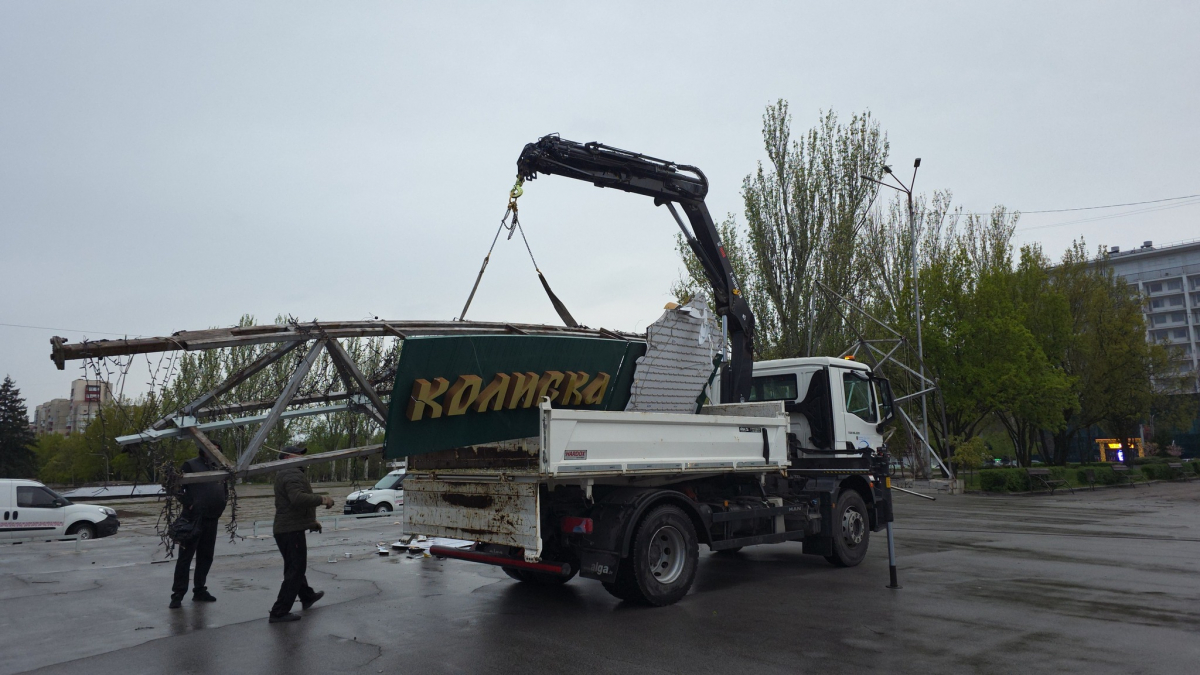 Зруйнована арка та пошкоджений дах філармонії: у Запоріжжі триває ліквідація наслідків буревію (фото, відео)