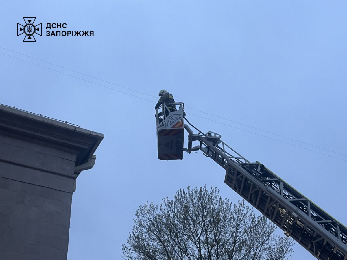 Зруйнована арка та пошкоджений дах філармонії: у Запоріжжі триває ліквідація наслідків буревію (фото, відео)