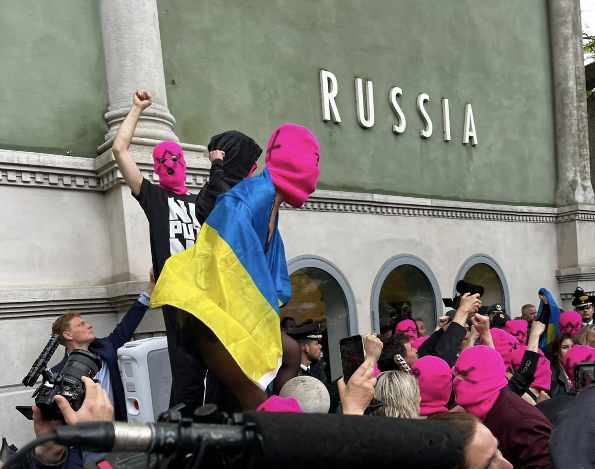 Активістки FEMEN і Pussy Riot влаштували гучну акцію протесту біля павільйону росії на Венеційській бієнале