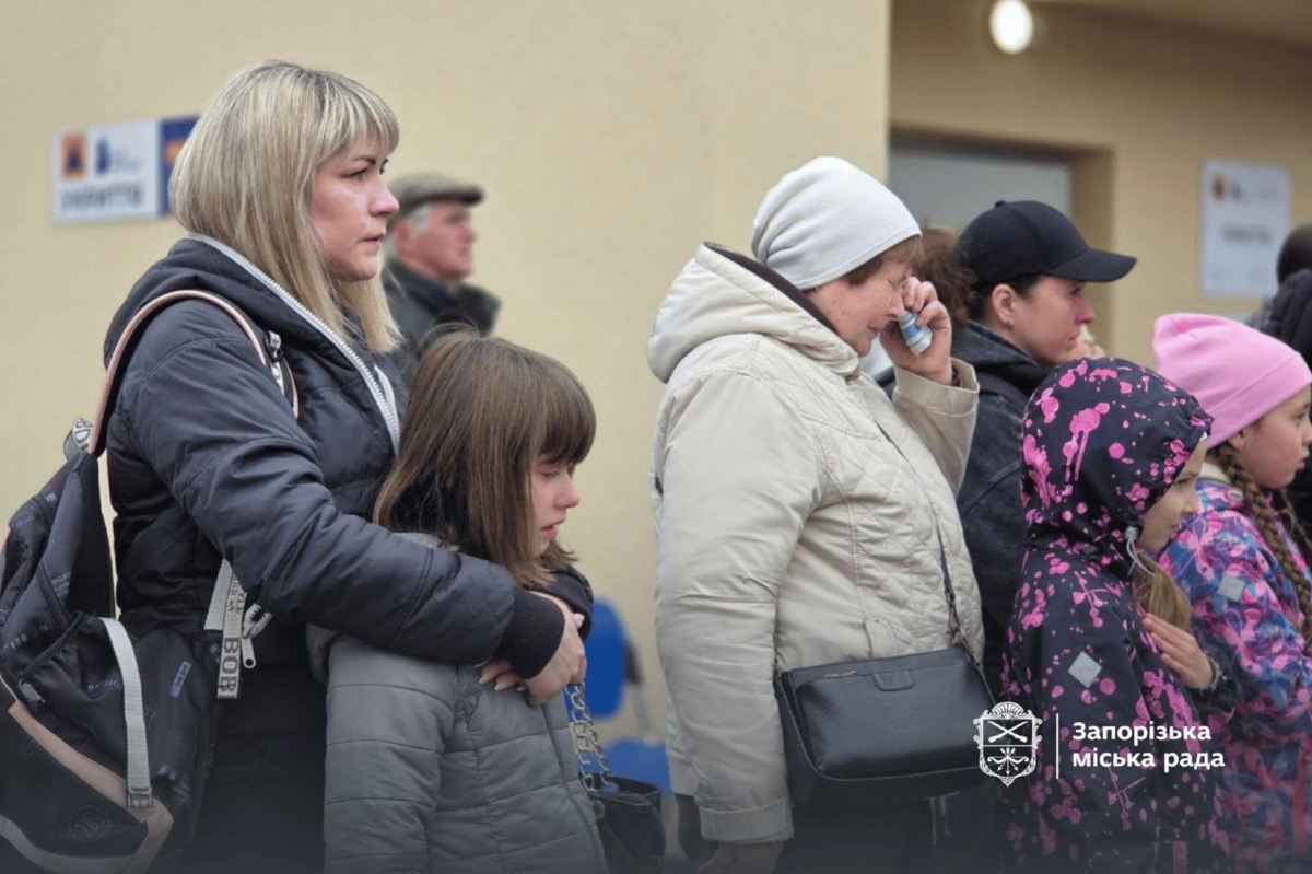 Алея Слави для 22 Героїв: у Запоріжжі висадили туї на пам'ять про полеглих учнів і батьків гімназії (фото)