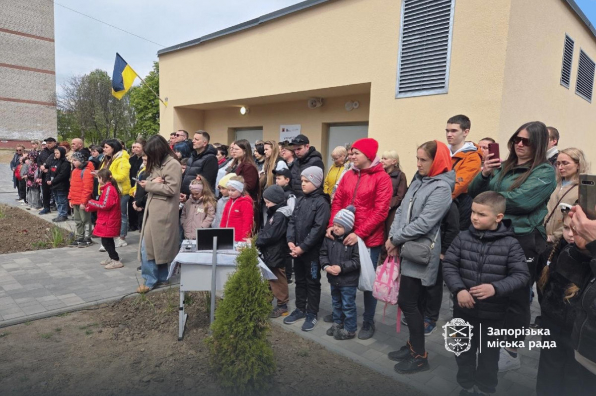 Алея Слави для 22 Героїв: у Запоріжжі висадили туї на пам'ять про полеглих учнів і батьків гімназії (фото)