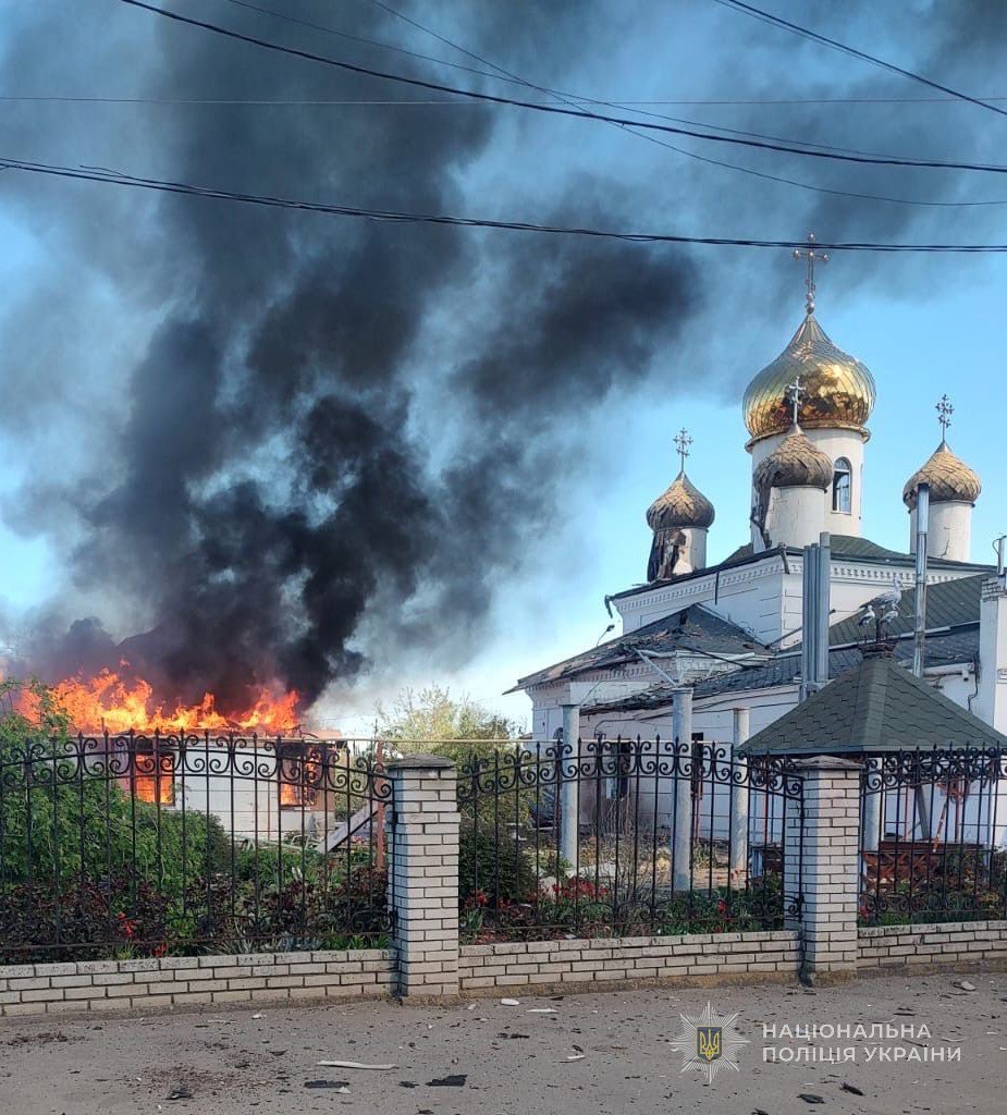 На Запоріжжі окупанти вдарили по ринку, храму та АЗС - є загиблі та поранені, фото Національна поліція Запорізької області 