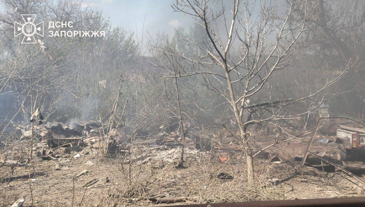 Дрон вдарив по маршрутці, а КАБ — по будинках: внаслідок атак постраждали мешканці Запорізького району (фото)