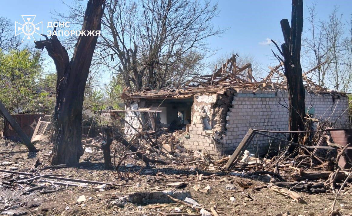 Дрон вдарив по маршрутці, а КАБ — по будинках: внаслідок атак постраждали мешканці Запорізького району (фото)