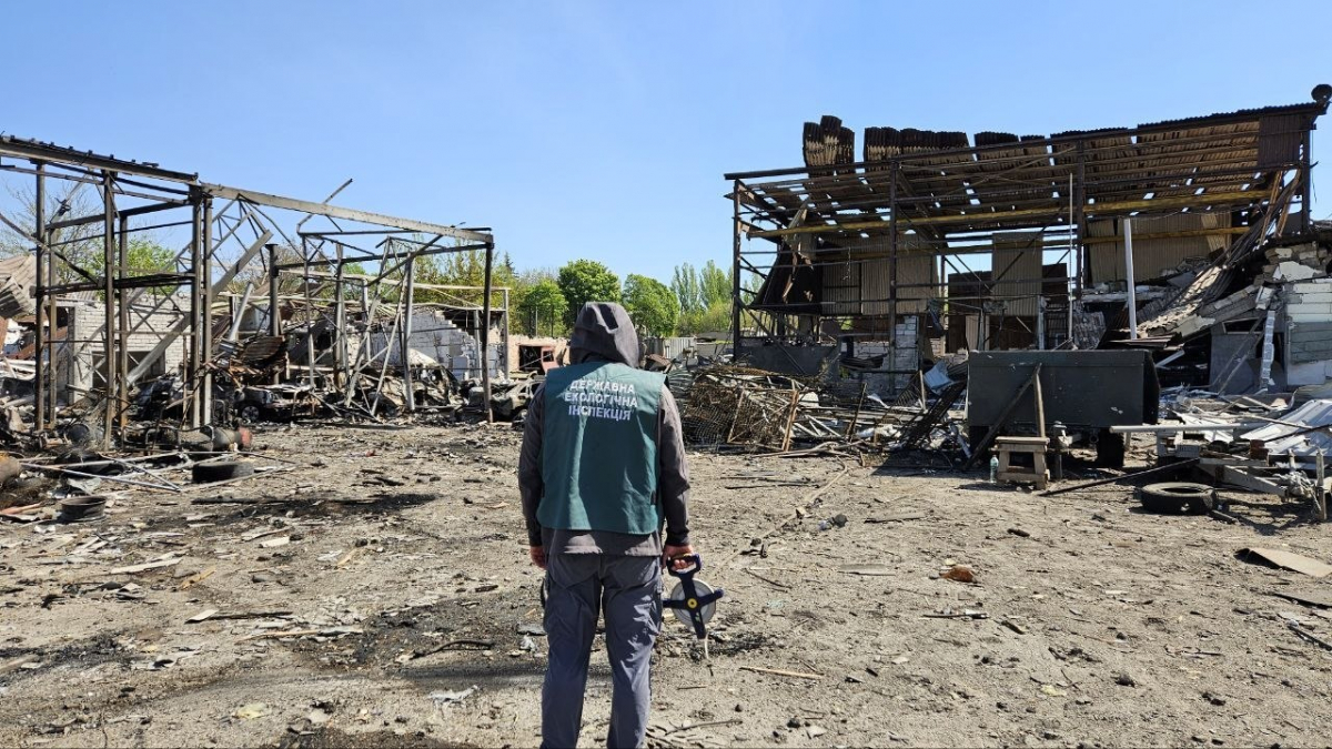Екологи дослідили місця уражень: удар КАБ і ракети по Запоріжжю спричинив масштабне засмічення територій (фото)